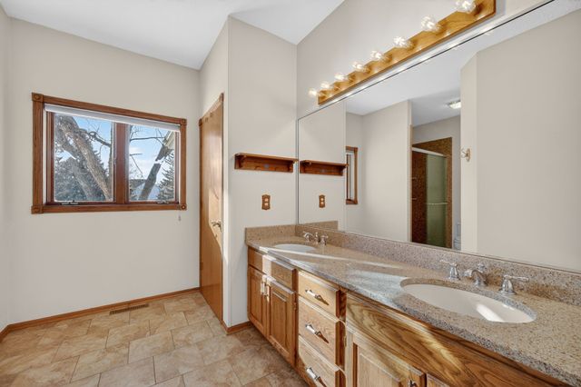 906 NE Barrington Court, Ankeny, IA 50021