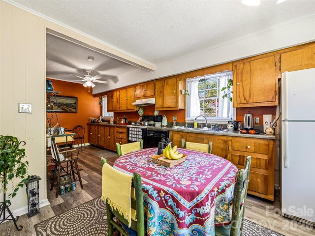 28 Canterbury Road, Asheville, NC 28805