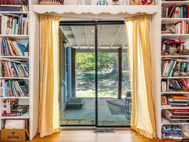 28 Canterbury Road, Asheville, NC 28805