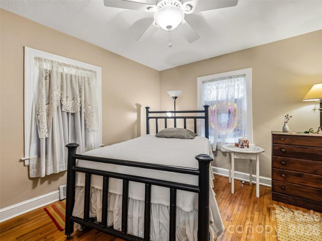 28 Canterbury Road, Asheville, NC 28805