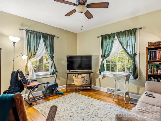 28 Canterbury Road, Asheville, NC 28805