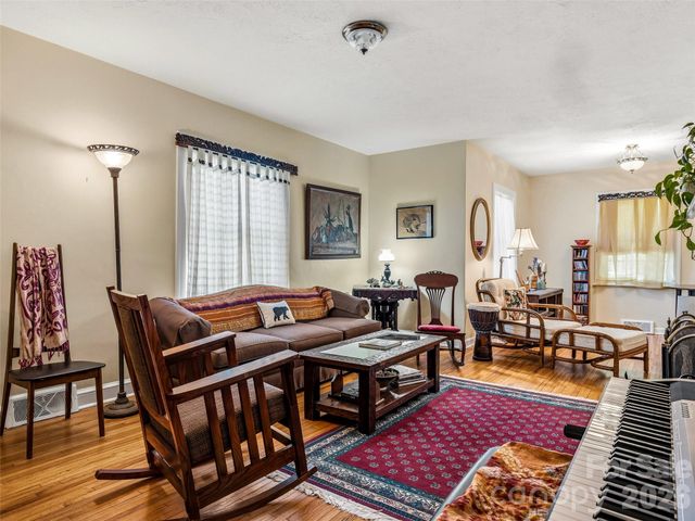 28 Canterbury Road, Asheville, NC 28805