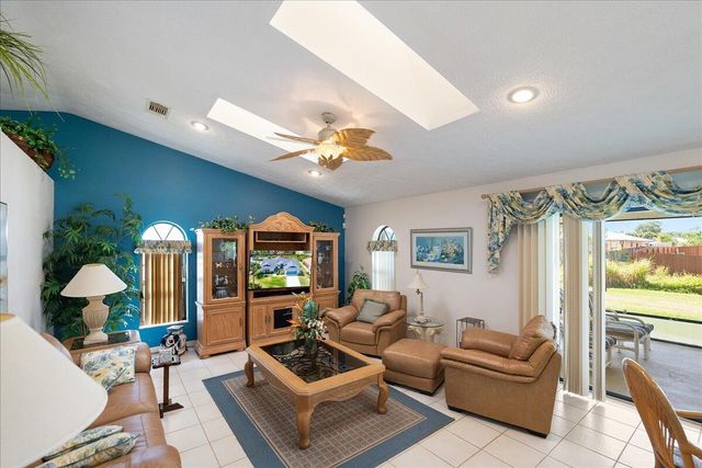522 SE Majestic Terrace, Port St Lucie, FL 34953