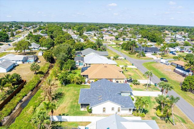 522 SE Majestic Terrace, Port St Lucie, FL 34953