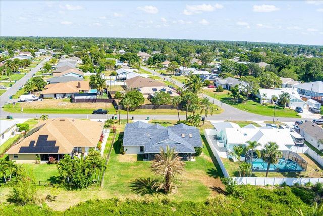 522 SE Majestic Terrace, Port St Lucie, FL 34953