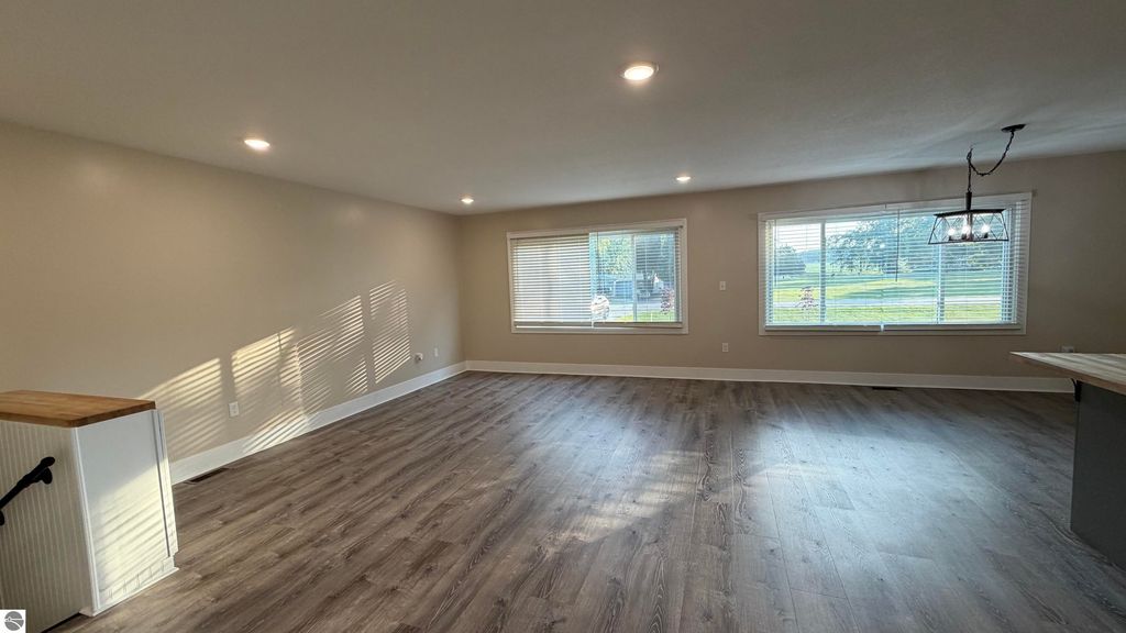 Image 10 of property listing at 8197 S Federal Road, Shepherd, MI 48883