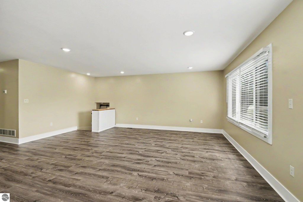 Image 11 of property listing at 8197 S Federal Road, Shepherd, MI 48883
