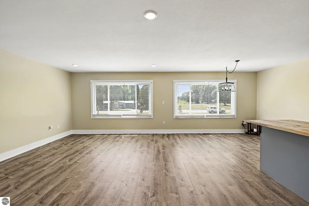 Image 13 of property listing at 8197 S Federal Road, Shepherd, MI 48883