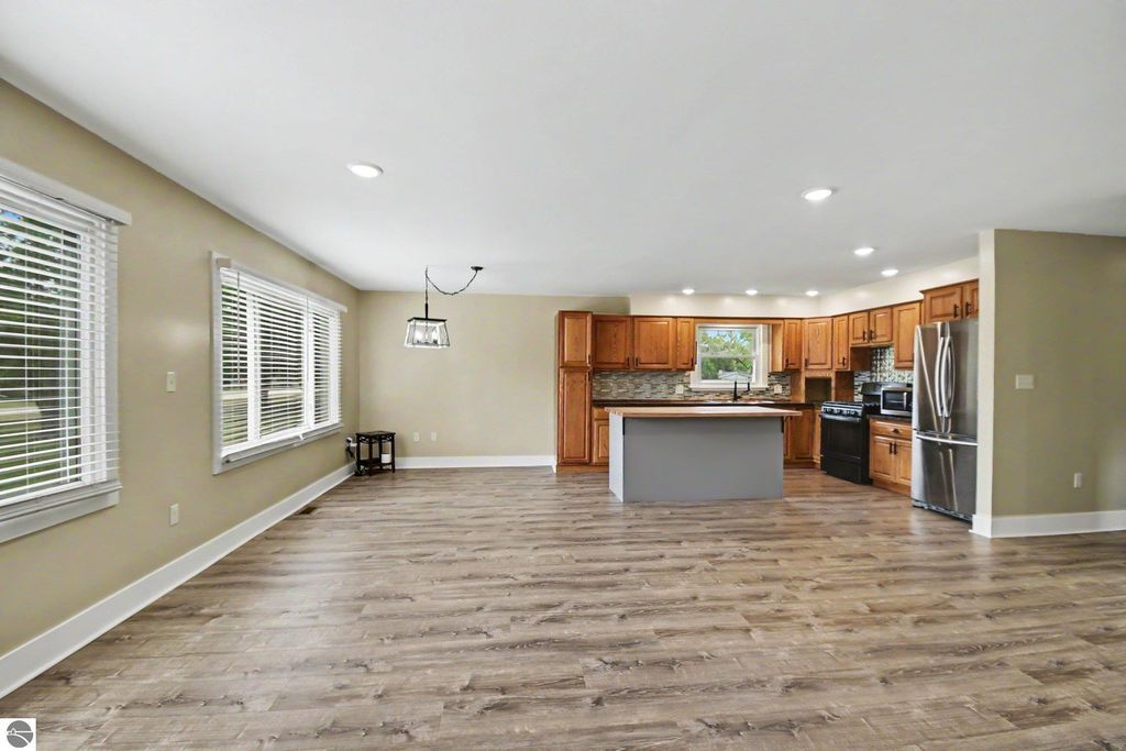 Image 14 of property listing at 8197 S Federal Road, Shepherd, MI 48883
