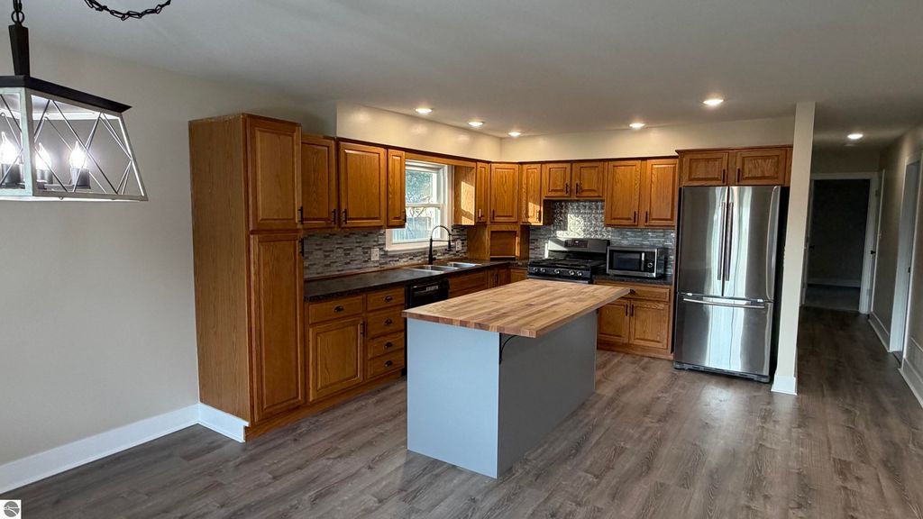 Image 15 of property listing at 8197 S Federal Road, Shepherd, MI 48883
