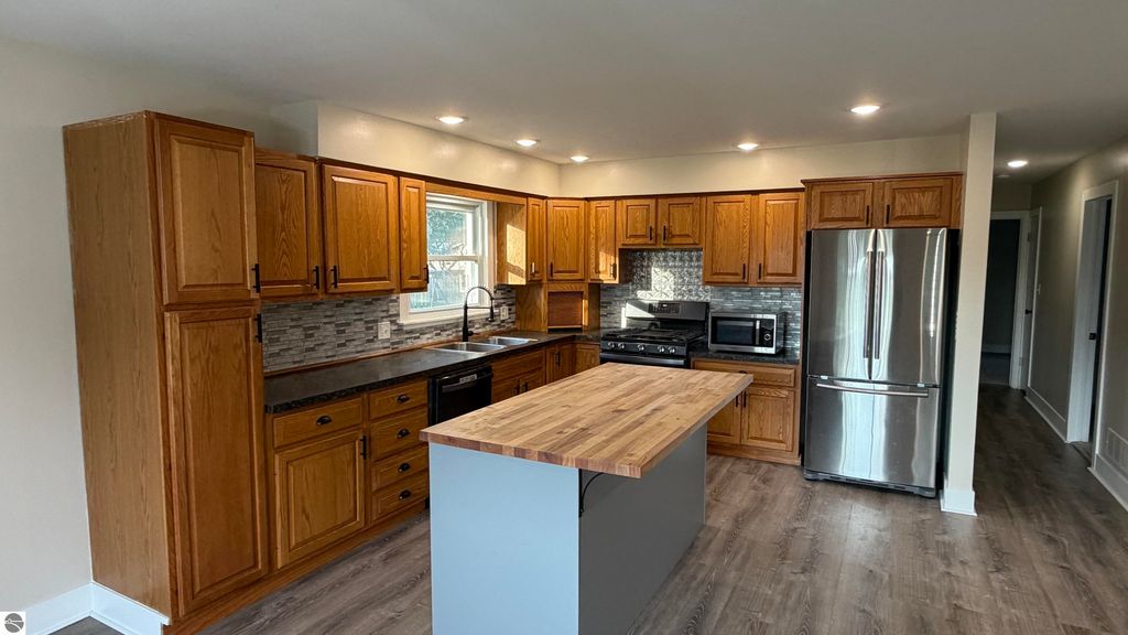 Image 16 of property listing at 8197 S Federal Road, Shepherd, MI 48883