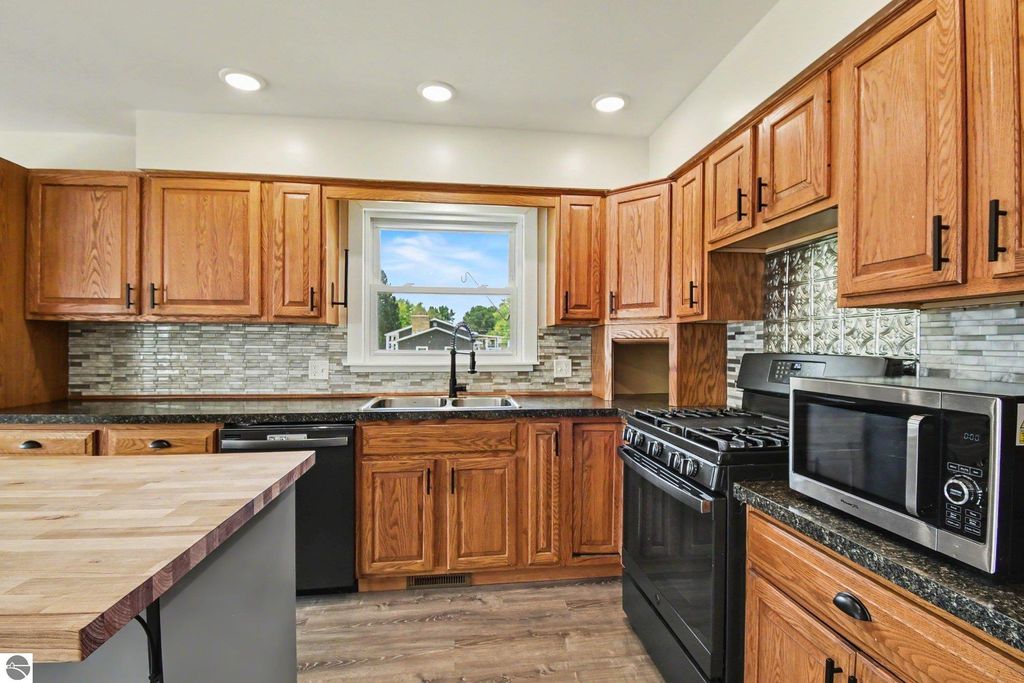 Image 17 of property listing at 8197 S Federal Road, Shepherd, MI 48883