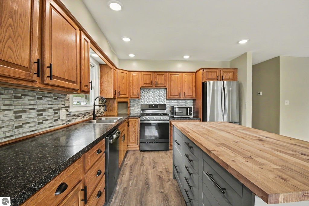 Image 18 of property listing at 8197 S Federal Road, Shepherd, MI 48883