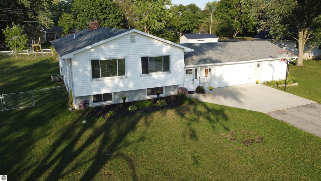 Image 2 of property listing at 8197 S Federal Road, Shepherd, MI 48883