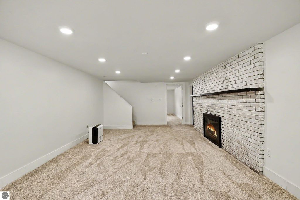 Image 27 of property listing at 8197 S Federal Road, Shepherd, MI 48883