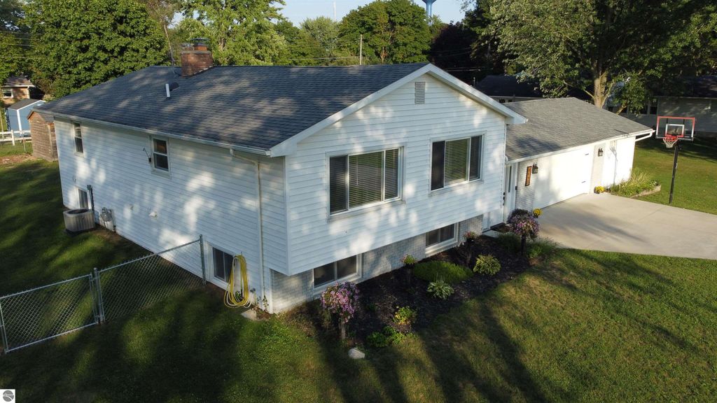 Image 3 of property listing at 8197 S Federal Road, Shepherd, MI 48883