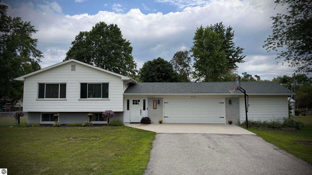 Image 39 of property listing at 8197 S Federal Road, Shepherd, MI 48883