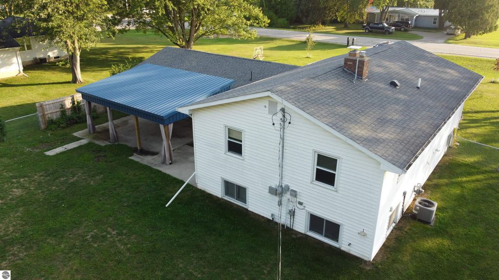 Image 4 of property listing at 8197 S Federal Road, Shepherd, MI 48883