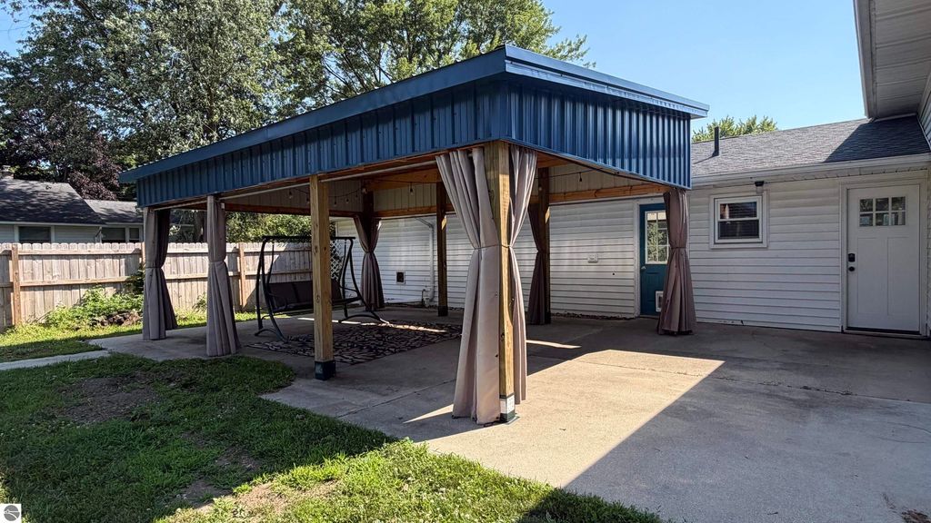 Image 40 of property listing at 8197 S Federal Road, Shepherd, MI 48883
