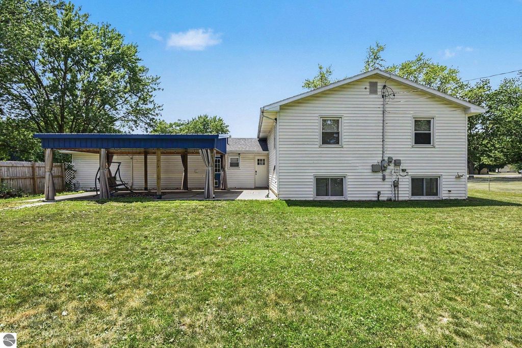 Image 48 of property listing at 8197 S Federal Road, Shepherd, MI 48883