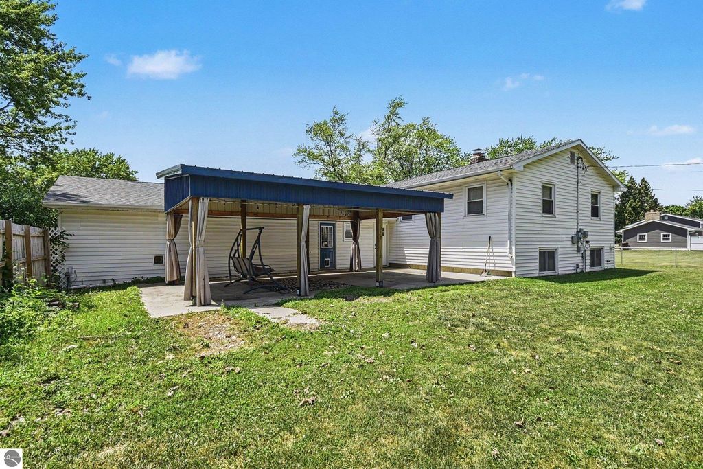 Image 49 of property listing at 8197 S Federal Road, Shepherd, MI 48883