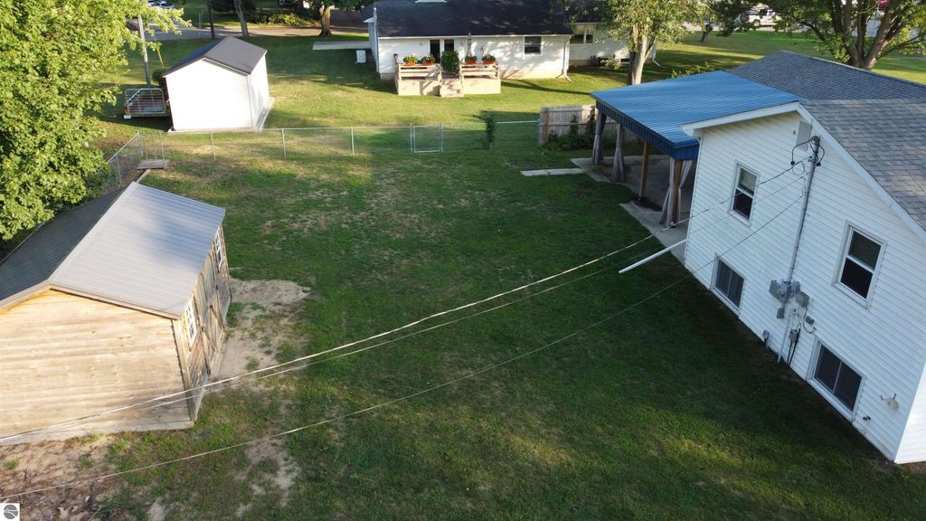 Image 5 of property listing at 8197 S Federal Road, Shepherd, MI 48883
