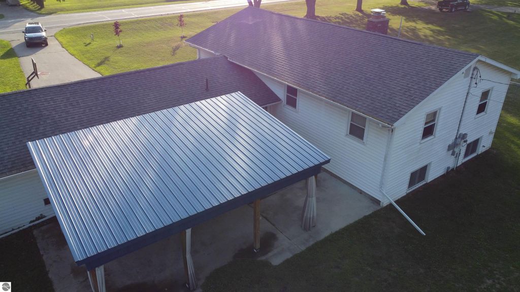 Image 6 of property listing at 8197 S Federal Road, Shepherd, MI 48883
