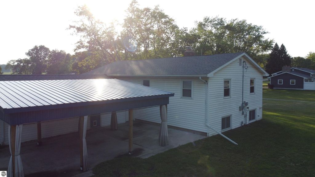 Image 7 of property listing at 8197 S Federal Road, Shepherd, MI 48883