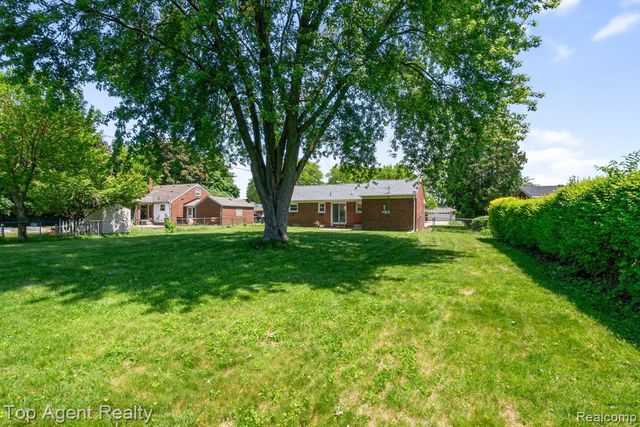 36365 Briarcliff Road, Sterling Heights, MI 48312