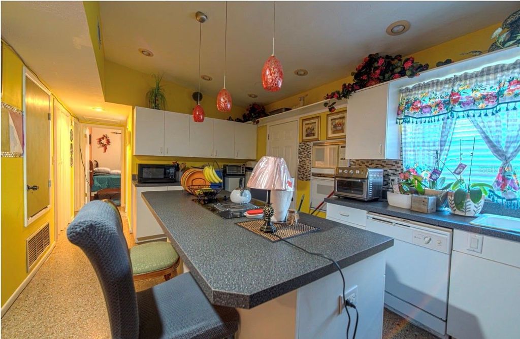 Image 5 of property listing at 6401 RAMIR ROAD, Orlando, FL 32810