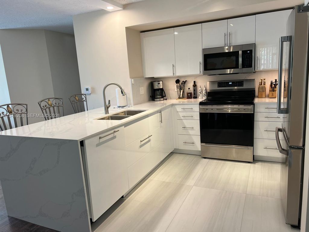 19901 E Country Club Dr 2202, Aventura, FL 33180