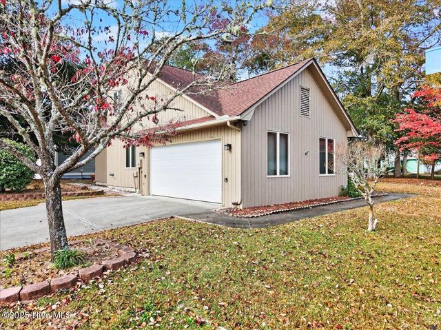 1618 Woodland Court SW, Ocean Isle Beach, NC 28469