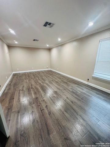 335 Pinewood Lane, San Antonio, TX 78216