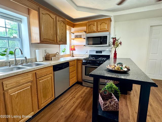 7520 Saint Andrews Church Rd, Louisville, KY 40214