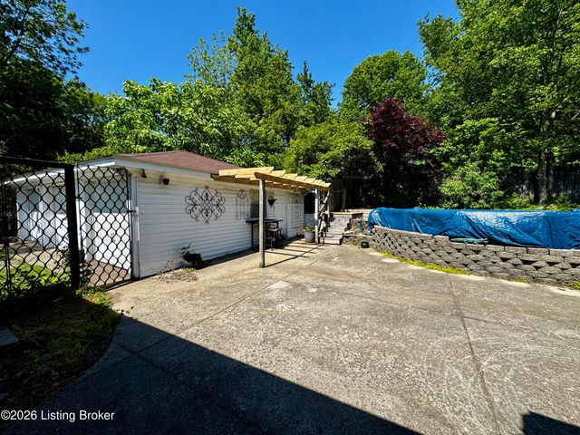 7520 Saint Andrews Church Rd, Louisville, KY 40214