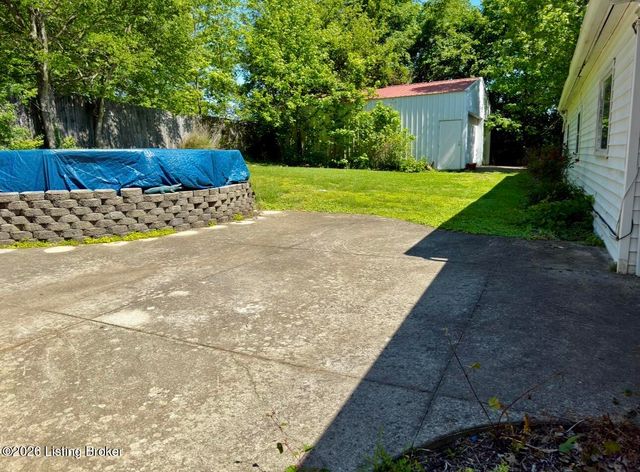 7520 Saint Andrews Church Rd, Louisville, KY 40214