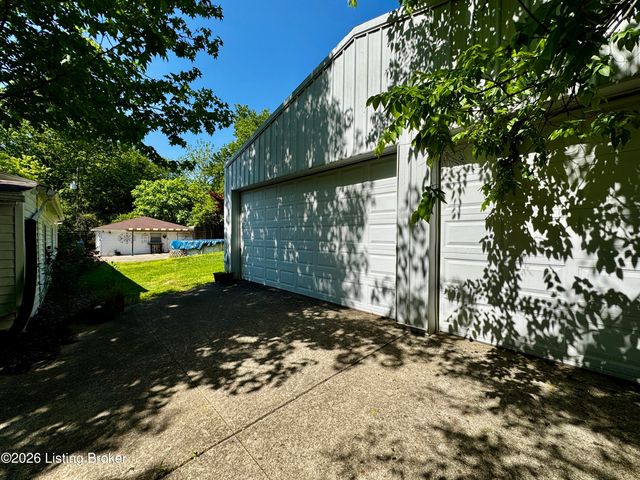 7520 Saint Andrews Church Rd, Louisville, KY 40214