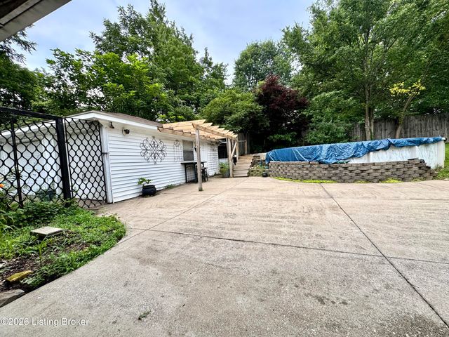 7520 Saint Andrews Church Rd, Louisville, KY 40214