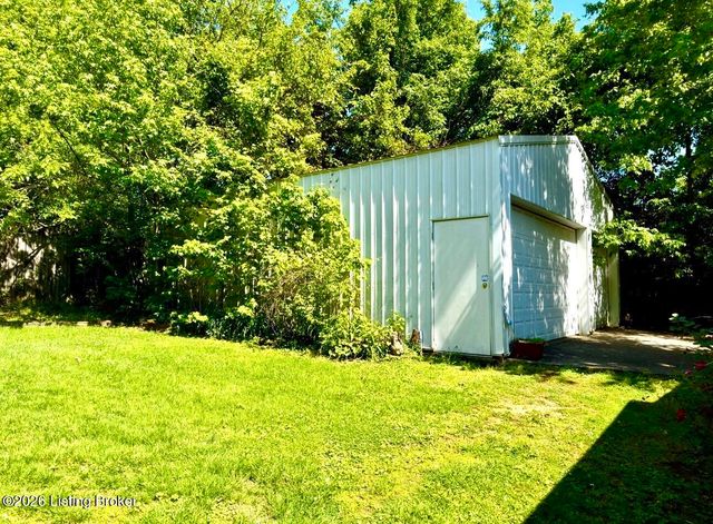 7520 Saint Andrews Church Rd, Louisville, KY 40214
