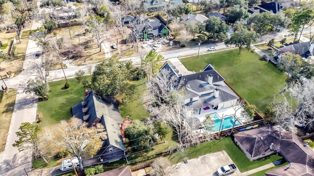 222 Quaker Drive, Friendswood, TX 77546