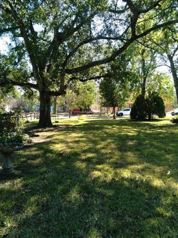 222 Quaker Drive, Friendswood, TX 77546