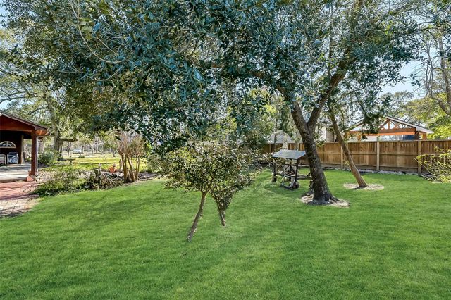 222 Quaker Drive, Friendswood, TX 77546