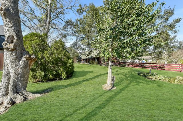 222 Quaker Drive, Friendswood, TX 77546