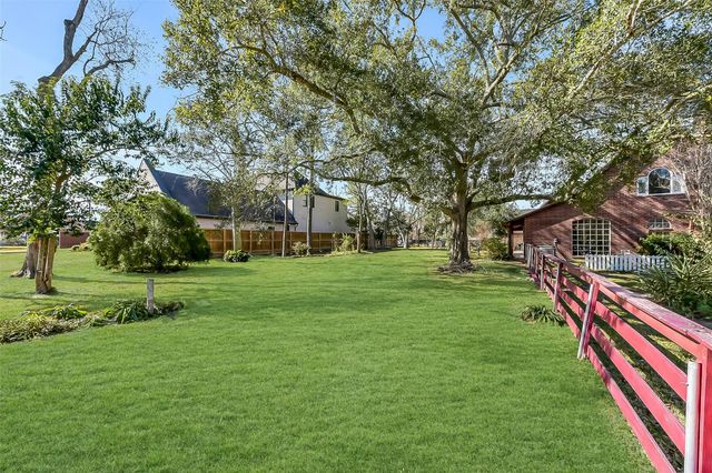 222 Quaker Drive, Friendswood, TX 77546