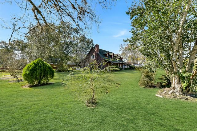 222 Quaker Drive, Friendswood, TX 77546