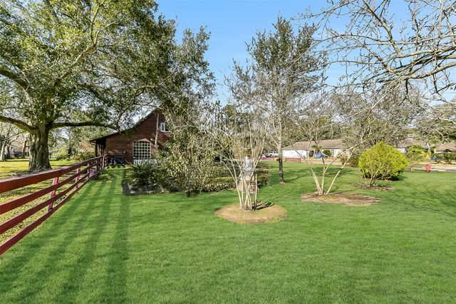 222 Quaker Drive, Friendswood, TX 77546