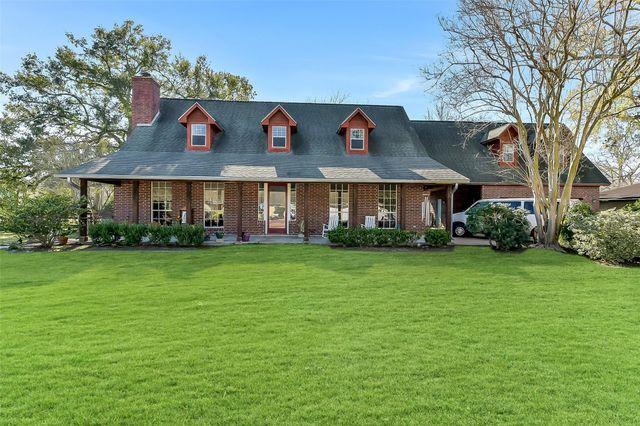 222 Quaker Drive, Friendswood, TX 77546