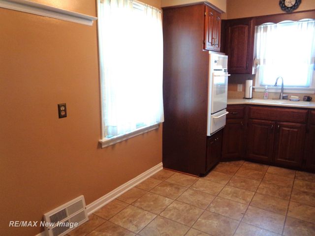 4 Southlawn Court, Saginaw, MI 48602