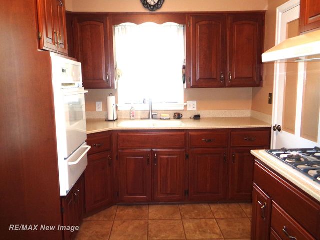 4 Southlawn Court, Saginaw, MI 48602