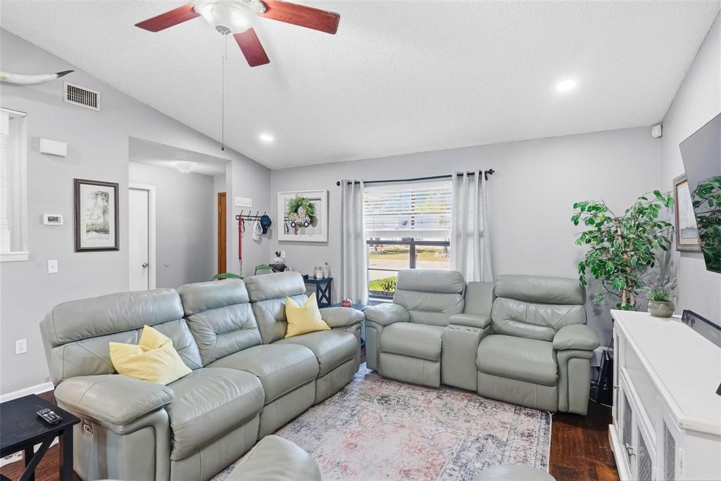 Image 3 of property listing at 1602 LANSFIELD AVENUE, Deltona, FL 32738